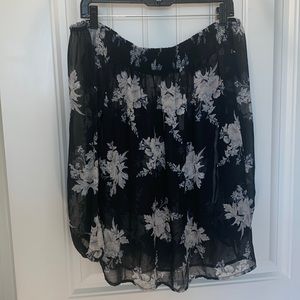 🔥2/$20🔥 Off the shoulder semi sheer floral top